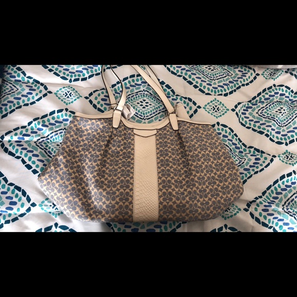 BNWT! Coach purse and gloves!! 👛🧤 - Picture 2 of 4